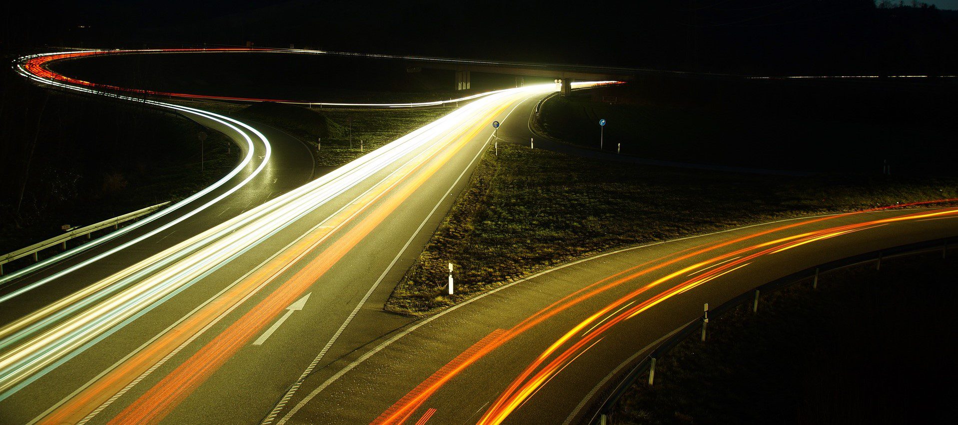 Verkehr auf der Autobahn bei Nacht