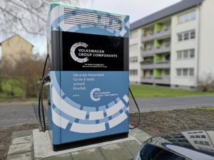 Eine der neuen Schnellladesäulen für E-Autos in einem Wohngebiet in Wolfsburg.