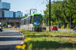 Eine Straßenbahn der ÜSTRA mit Aufschrift Misburg als Sysmbolbild für den ÖPNV