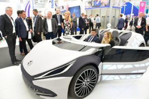 Messestand mit futuristischem Auto auf der IZB in Wolfsburg