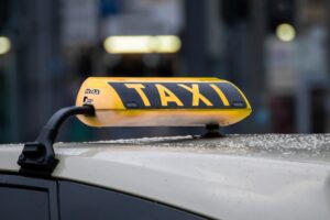 Dach eines Taxis mit Taxischild