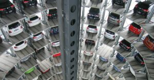 Blick ins Parkhaus der Volkswagen Fabrik mit vielen Neuwagen.