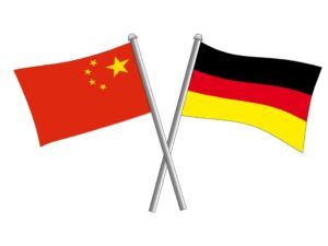 Eine chinesische und deutsche Flagge kreuzen sich.
