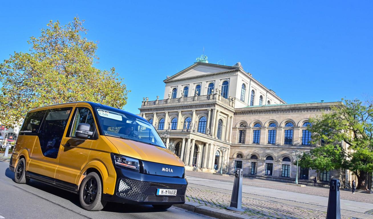 Ein MOIA-Fahrzeug vor dem Operngebäude in Hannover.