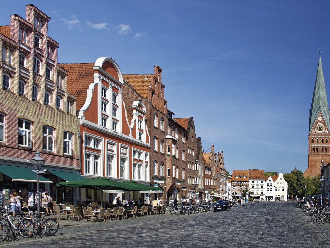 Lüneburger Innenstadt mit Kirche und alten Häusern.