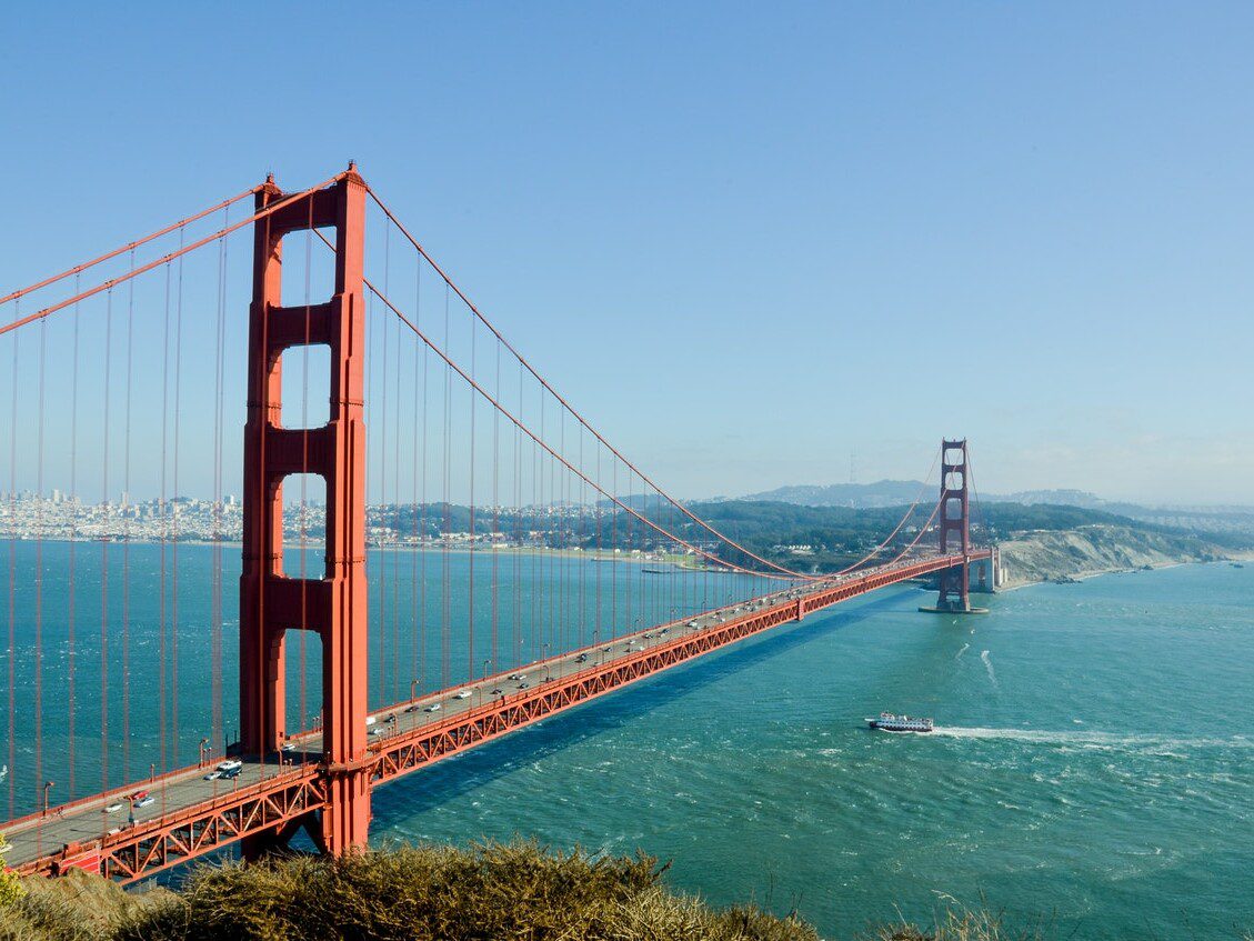 Blick auf die Golden Gate Bridge in Gänze von Norden.