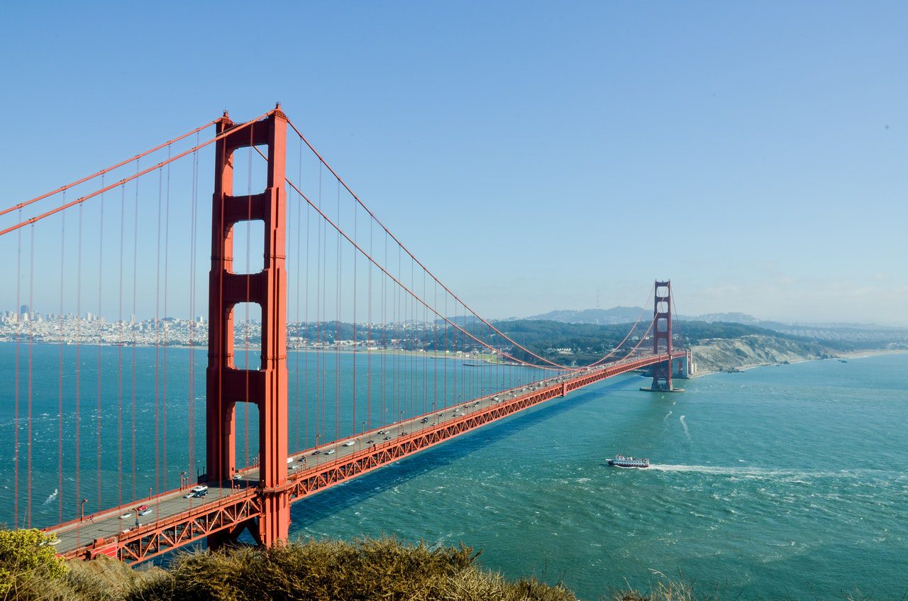 Blick auf die Golden Gate Bridge in Gänze von Norden.