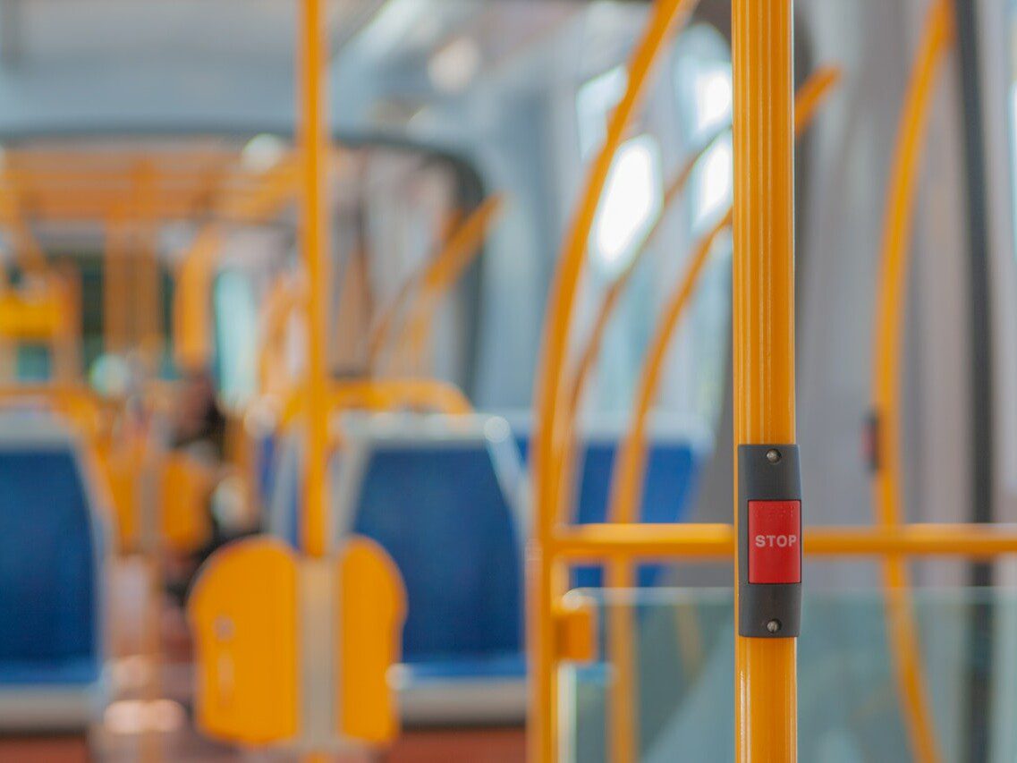 Blick in einen Lininebus mit gelben Haltestangen.