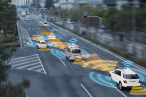 Fahrzeuge auf einer Straße mit animierten Feldlinien der verbauten Sensoren