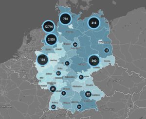 Eine Deutschlandkarte in unterschiedlichen Blautönen mit Kreisen und Zahlen