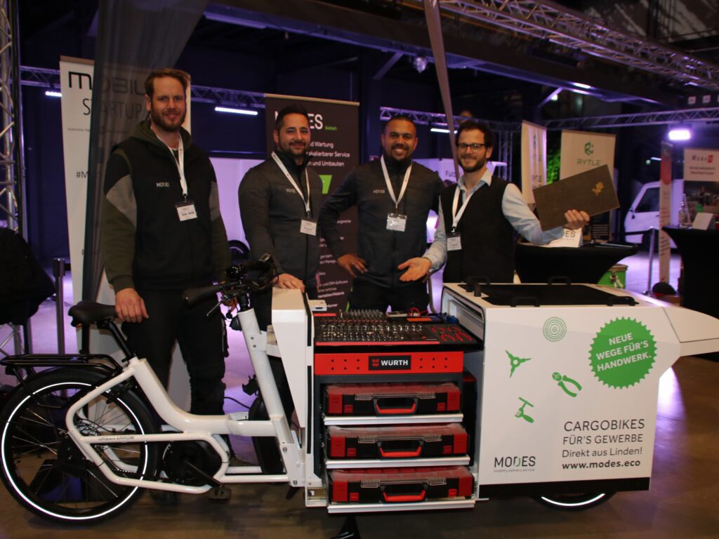 Das Team der Firma Modes mit einem umgebauten Cargo Bike, das die Ausrüstung einer mobiler Wartungs- und Reparatur-Werkstatt enthält.