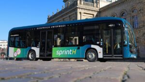 Ein neuer Elektrobus von regiobus steht auf dem Platz vor dem Opernhaus in Hannover.