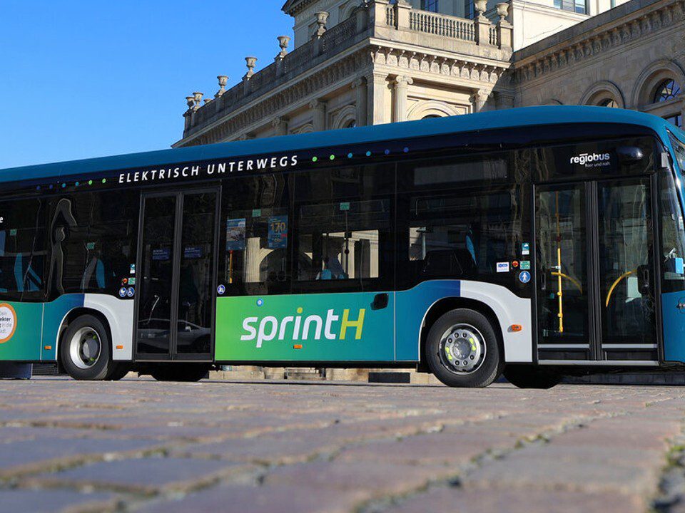 Ein neuer Elektrobus von regiobus steht auf dem Platz vor dem Opernhaus in Hannover.
