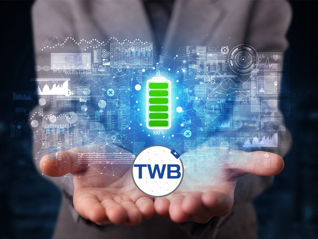 Zwei Hände tragen ein Batteriesymbol sowie technsische Zeichnungen und Graphiken, darunter das Logo TWB